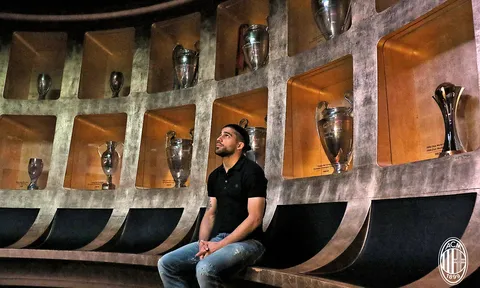 Trai đẹp Ricardo Rodriguez 'ngơ ngác' trước kho tàng của AC Milan