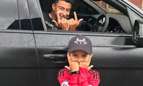 Trở lại Carrington, sao Man Utd được fan nhí tặng quà ĐẶC BIỆT