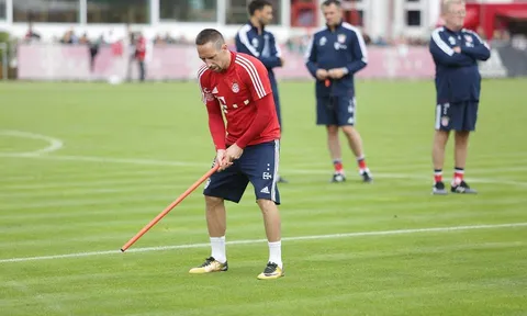 Trở lại tập luyện, Bayern Munich dùng gậy đánh bóng