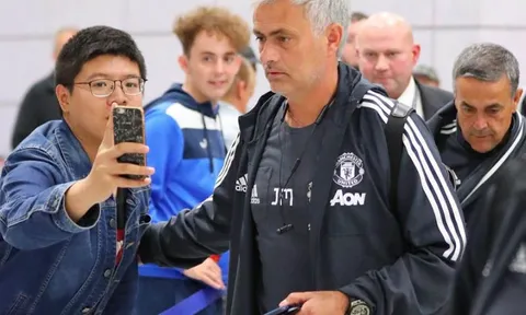 Trở về Manchester, thầy trò Mourinho bị NHM 'chặn đường'