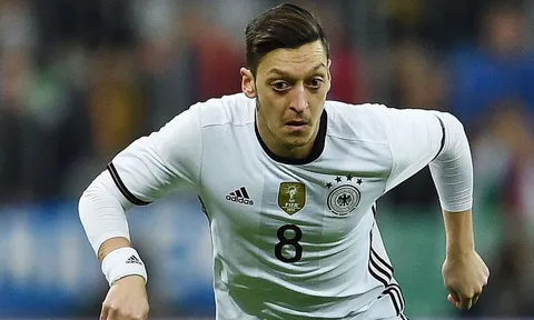 Tròn mắt với khả năng xử lí điêu luyện của Mesut Oezil