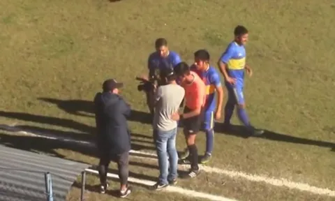 Trọng tài Peru dùng VAR theo cách 'bình dân'