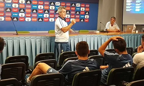Argentina mời trọng tài dạy U20 "tránh thẻ"