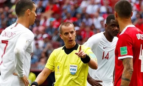 Trọng tài bắt chính ngỏ ý xin áo của Ronaldo ngay từ hiệp 1?