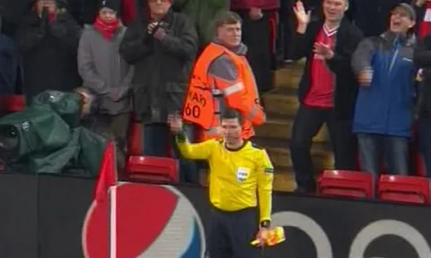 Trọng tài bối rối vì cờ hư và những hình ảnh bên lề khó quên tại Anfield