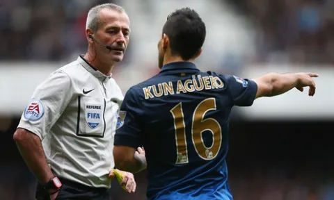 Trọng tài giúp Man Utd toàn thắng Derby lại 'trợ giúp' Quỷ Đỏ