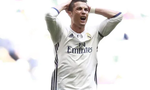 Báo thân Barca tố Ronaldo xúc phạm trọng tài