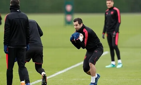 Trước đại chiến CSKA Moscow, Arsene Wenger cho Mkhitaryan tập làm thủ môn