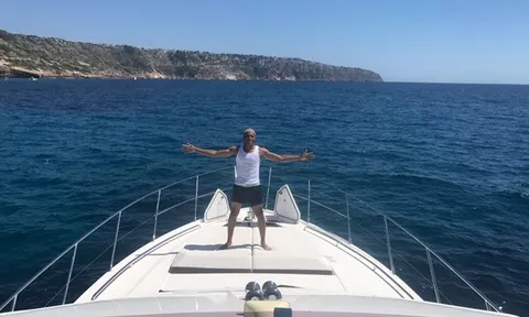 Trước mùa Hè giông bão, Kylian Mbappe thư thái trên du thuyền