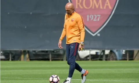 Trước tin đồn bất hòa, Spalletti cười không nổi trên sân tập của Roma