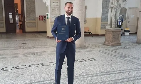 Chiellini nhận bằng thạc sĩ Đại học Turin