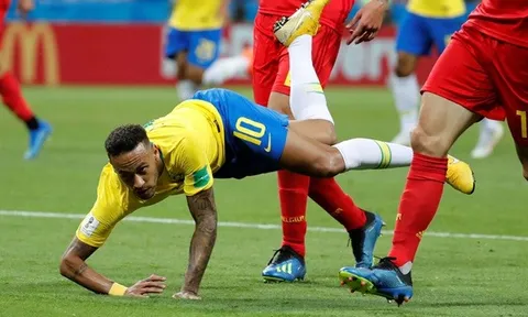 Trọng tài được ca ngợi vì 3 lần từ chối cho Brazil hưởng penalty
