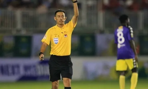 Trọng tài điều khiển trận HAGL gặp Hà Nội FC bị chê yếu bản lĩnh