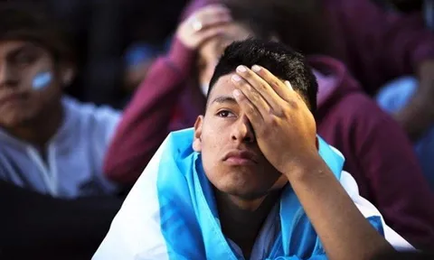 Từ đôi mắt trẻ thơ đến nỗi lòng Messi: Nước mắt người vô tội