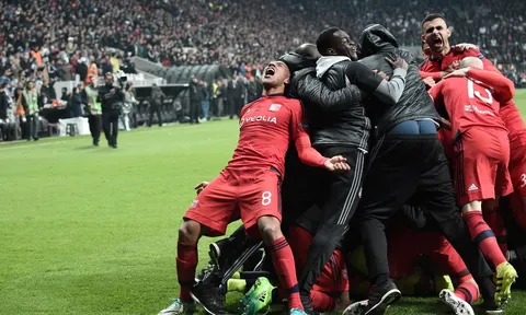 Tứ kết Europa League: Ajax và Celta Vigo làm nên lịch sử, Lyon thắng nghẹt thở
