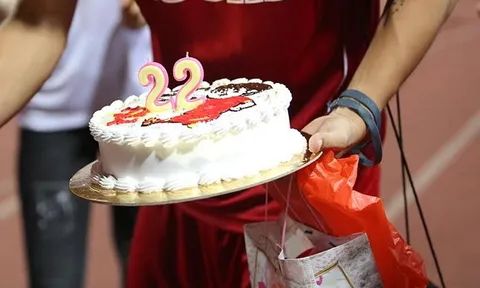 Fan nữ tặng quà bất ngờ, Tuấn Anh xúc động suýt khóc