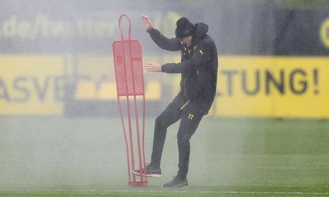 Tuchel bị xịt nước trong buổi tập của Dortmund