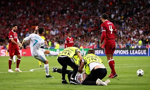 Tung chân chốt hạ Liverpool, Ronaldo bị kẻ lạ mặt phá bĩnh