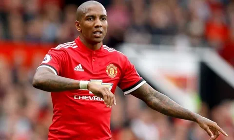 Tuyên bố CHẮC NỊCH về Ashey Young, Mourinho khiến CĐV M.U chưng hửng