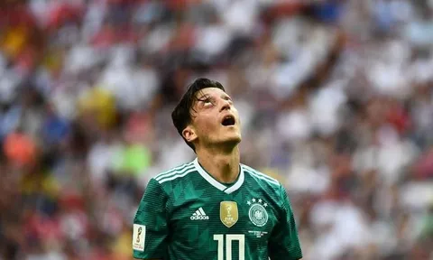 Tuyển Đức bị loại, fan Arsenal vỗ về Ozil