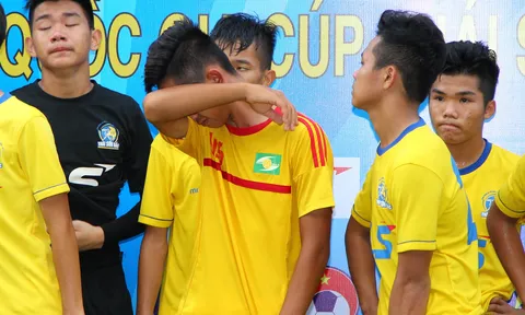 VCK U15 Quốc gia Thái Sơn Bắc: Cầu thủ SLNA khóc nức nở nhìn Viettel vào bán kết