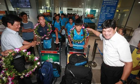 Cầu thủ U15 Việt Nam nâng cao cúp vô địch về nước