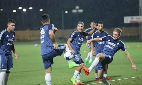 U20 Argentina đội mưa tập kín chờ đấu U22 Việt Nam