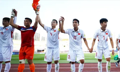 U20 Việt Nam nắm tay nhau cám ơn người hâm mộ sau trận đấu với U20 Pháp