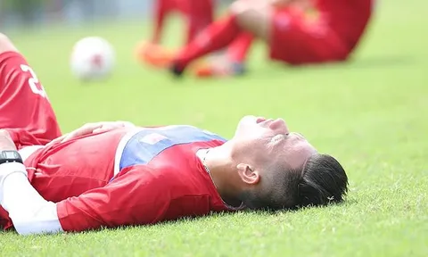 Chạy hơn 30 vòng sân, cầu thủ U20 Việt Nam phải dìu vì kiệt sức