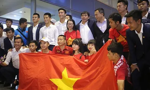 Ít fan chào đón, tuyển thủ U20 Việt Nam đội mũ cối ngày về