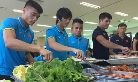 U22 Việt Nam hài lòng với bữa ăn thịnh soạn nhất từ ngày sang Hàn Quốc
