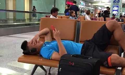 U22 Việt Nam vạ vật tại ghế chờ sân bay vì hãng delay 2 tiếng