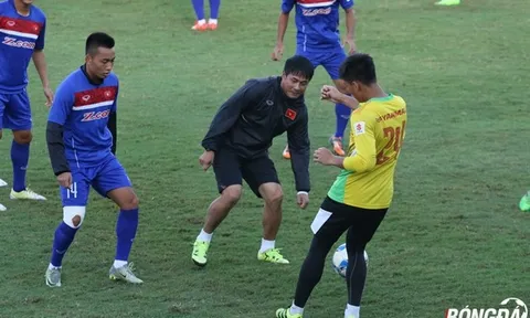 HLV Hữu Thắng cười thả ga, làm “ma” cho các học trò