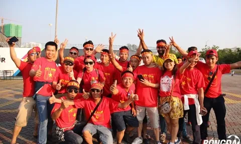 Sân Shah Alam sáng đèn, CĐV Việt Nam hâm nóng không khí