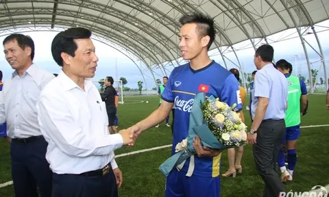 Bộ trưởng Bộ VHTTDL Nguyễn Ngọc Thiện thăm hỏi động viên ĐT U23 Việt Nam