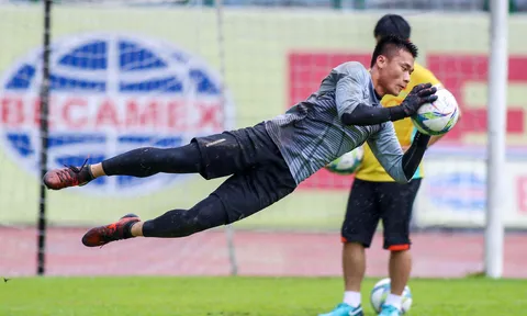 Tiến Dũng khổ luyện trên sân tập chờ ngày bắt chính tại ASIAD 2018
