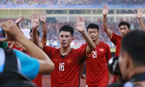 Cầu thủ U23 Việt Nam trèo rào ăn mừng điệu viking cùng CĐV