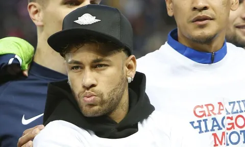 Neymar sẽ đến Real vì... 'mẹ đặt đâu con ngồi đó'?