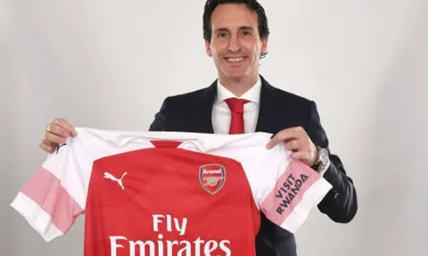 Unai Emery ngượng ngùng cầm trên tay chiếc áo của Arsenal