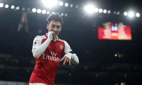 Unai Emery tiết lộ phương pháp sẽ giúp Ozil trở lại sau căng thẳng ở Đức