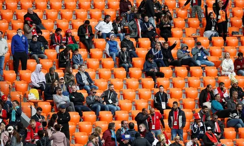 Khán giả quay lưng với trận Ai Cập - Uruguay vì giá vé quá cao