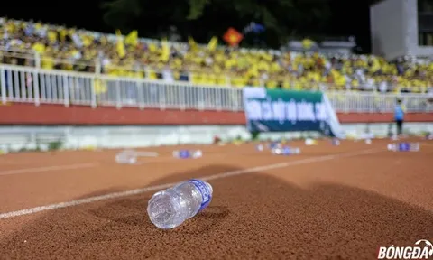 CĐV SLNA thi nhau ném chai nước suýt làm hỏng trận đấu