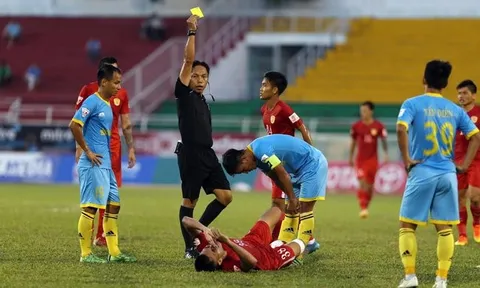Thua trận, Công Vinh bất mãn với trọng tài
