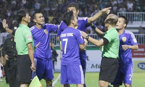V-League thành giải làng: Giữ ghế xong rồi tính!