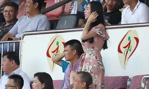 Thuỷ Tiên rạng rỡ trên khán đài trong ngày Công Vinh được tri ân