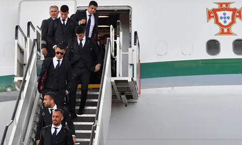 Cầu thủ World Cup 2018 mặc suit bảnh bao thế nào ở sân bay?