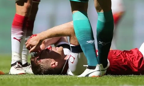 Va chạm đáng tiếc, Mertesacker đổ máu vì Chelsea