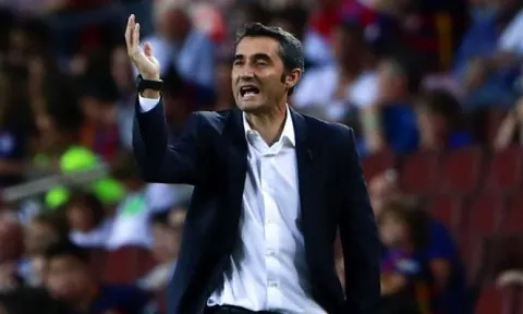 HLV Valverde choáng trước hành động của Sergi Roberto