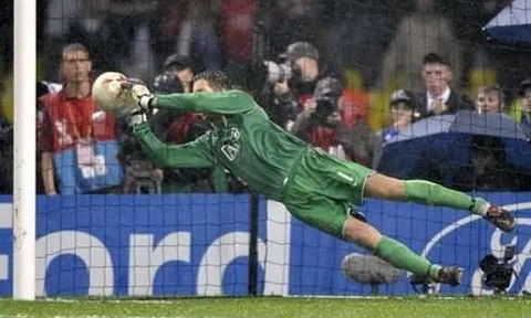 Van der Sar làm nản lòng các chân sút Chelsea