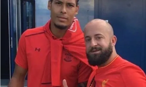 Van Dijk chụp ảnh với fan Liverpool, tiếp bước Salah?